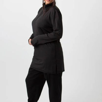 Tailored Fit Top With Slits For Elegance And Functionality - Image 2
